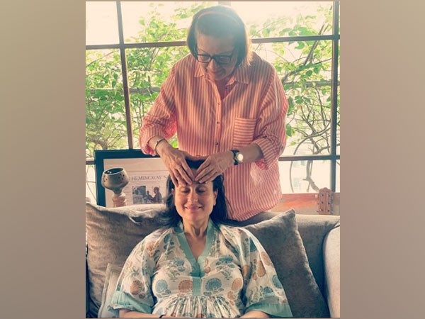 'Mom-to-be' Kareena Kapoor gets pampered as she enjoys 'Maa ke haath ka maalish'